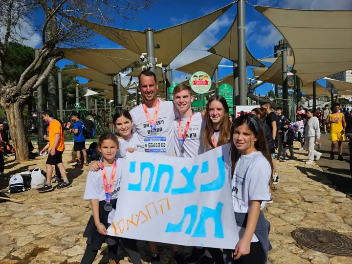 איתן והילדים בקו הסיום של מרתון ירושלים