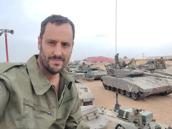 איתן במדים ליד טנקים, בזמן הגיוס