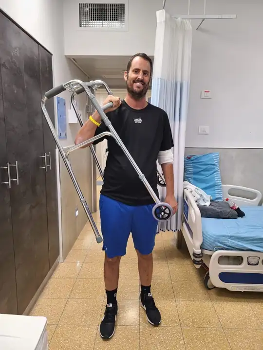 איתן עם הליכון בבית החולים, בתקופת השיקום